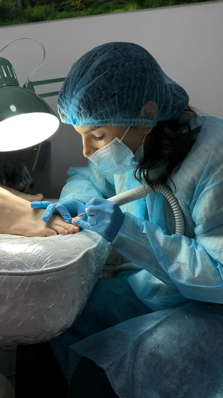 Denisa Vlad în timpul unei proceduri de pedichiură